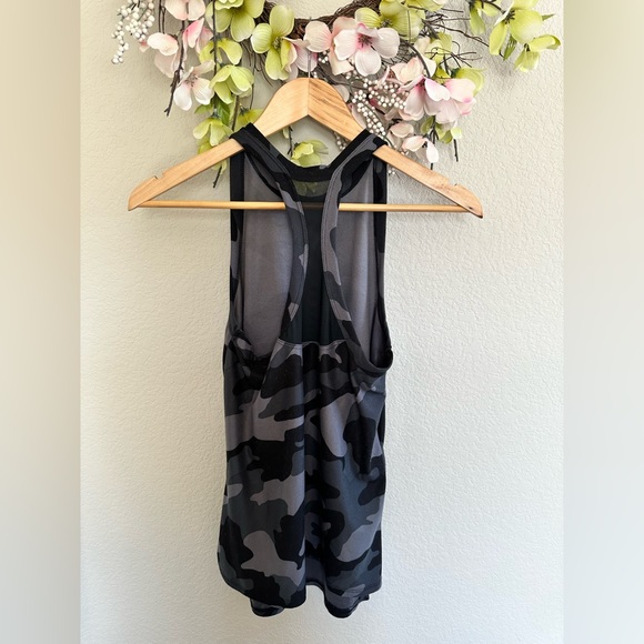 Old Navy woman’s camo athletic racerback tank size XS - Picture 2 of 5